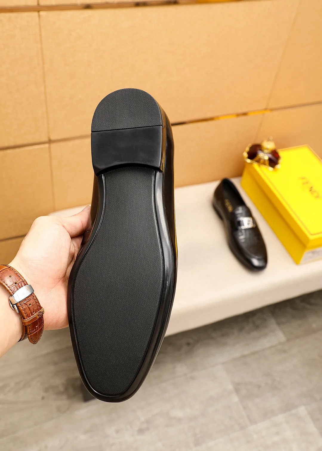 Men's shoes 💰442 💐 Product trademark: FENDI [Fendi] casual leather shoes Regular size: 38-44 (45🉑️customized) Product materials: Selected imported first-layer patent leather laser upper + luxury hardware buckle, imported cowhide leather lining. Strong three-dimensional visual effect, rubber outsole Color: 1⃣️color optional
